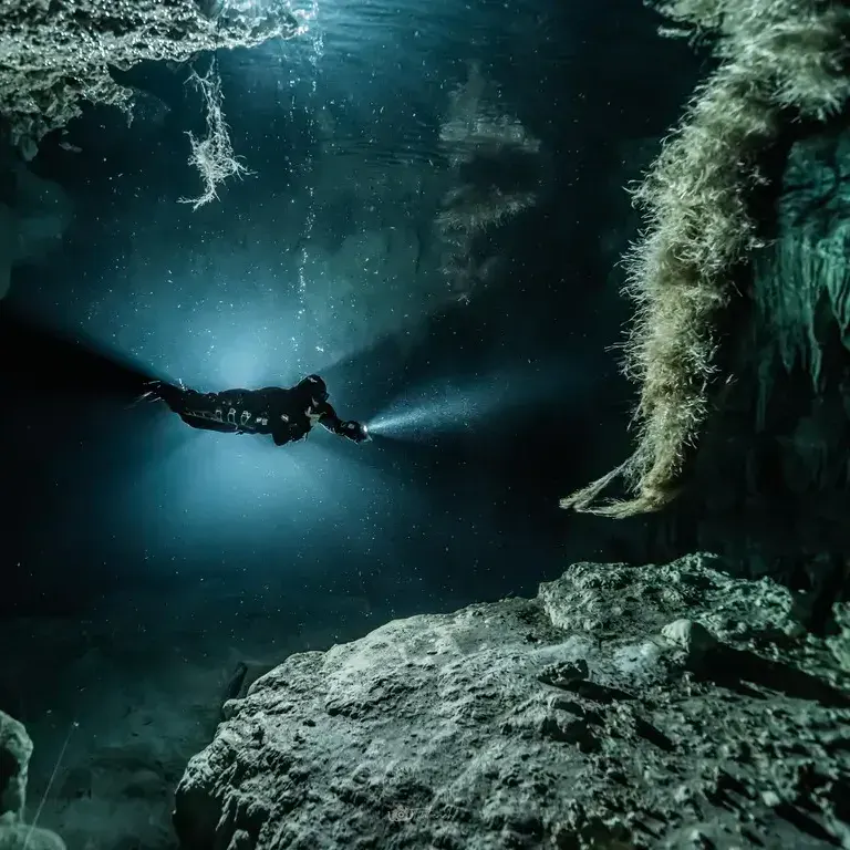 Buceo recreativo CCR en las cavernas y cuevas de cenotes de México