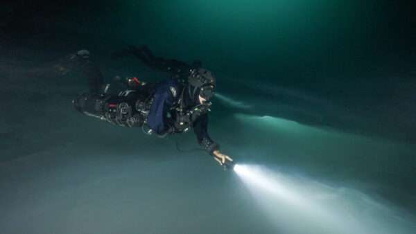 Géraldine diving the Liberty Sidemount CCR in Cenote Orquidea