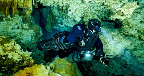 buceo de reciclador de circuito cerrado - rebreather en los cenotes de México - Liberty Sidemount